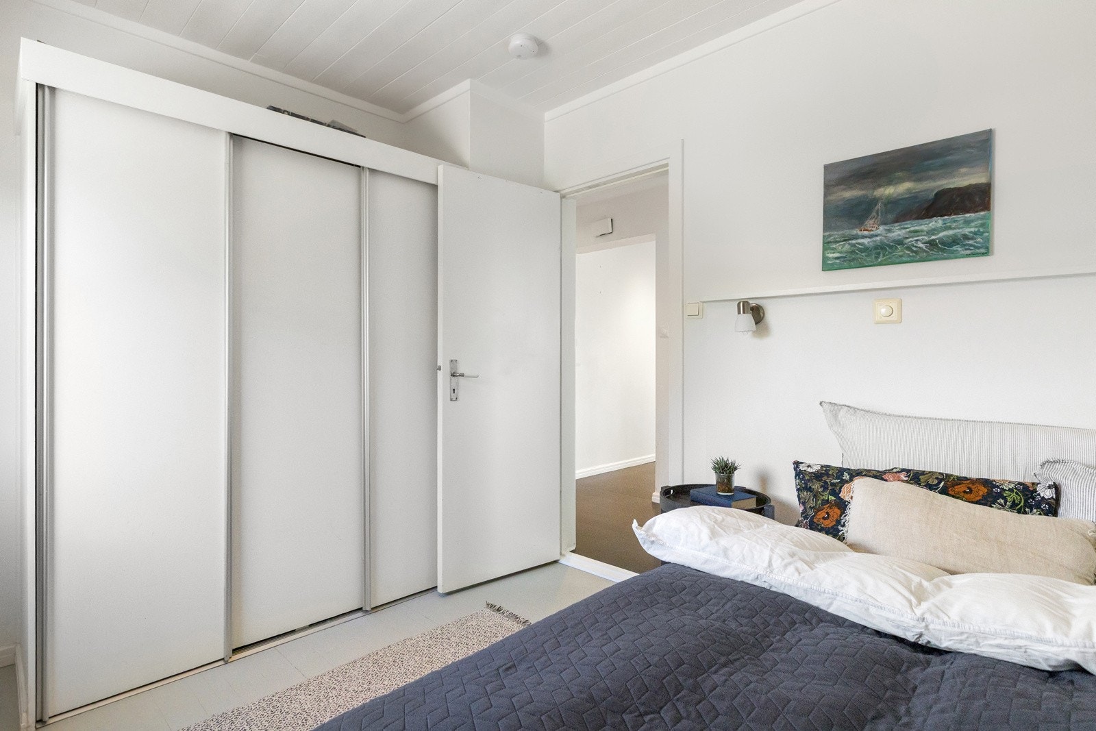 Det ene soverommet og gangen utenfor er utstyrt med skyvedørsgarderober. Galleribilde