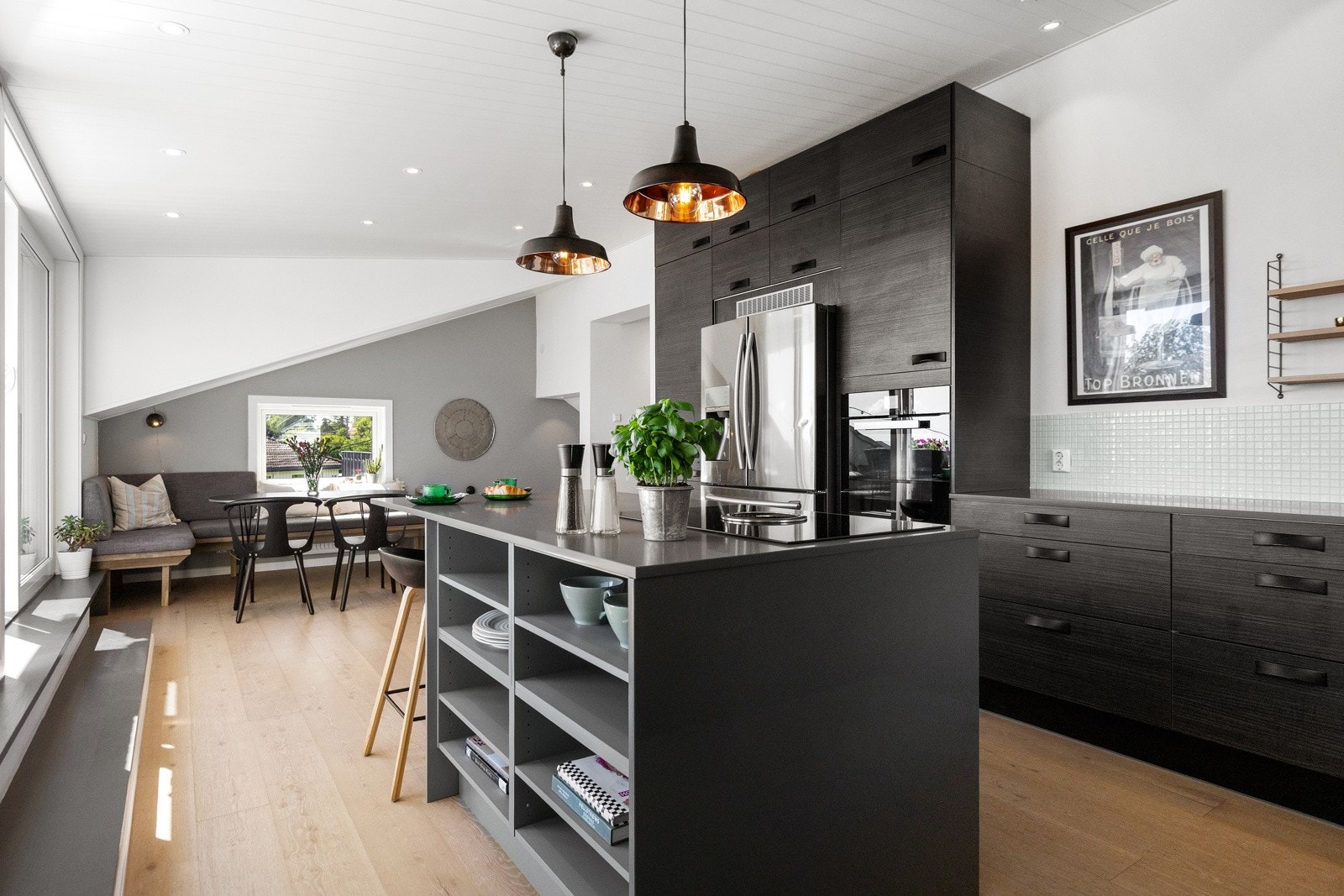 Kjøkkenet er utstyrt med integrerte hvitevarer fra Miele og Samsung, og har høyskap. Galleribilde