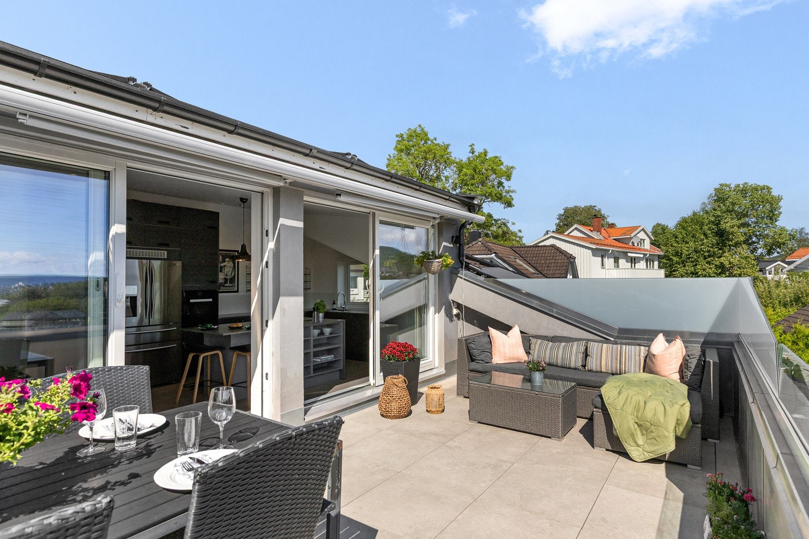 Takterrassen ble etablert i 2017 og har en flott størrelse på 17,5 kvm, noe som gir god plass til møblering i to soner. Galleribilde