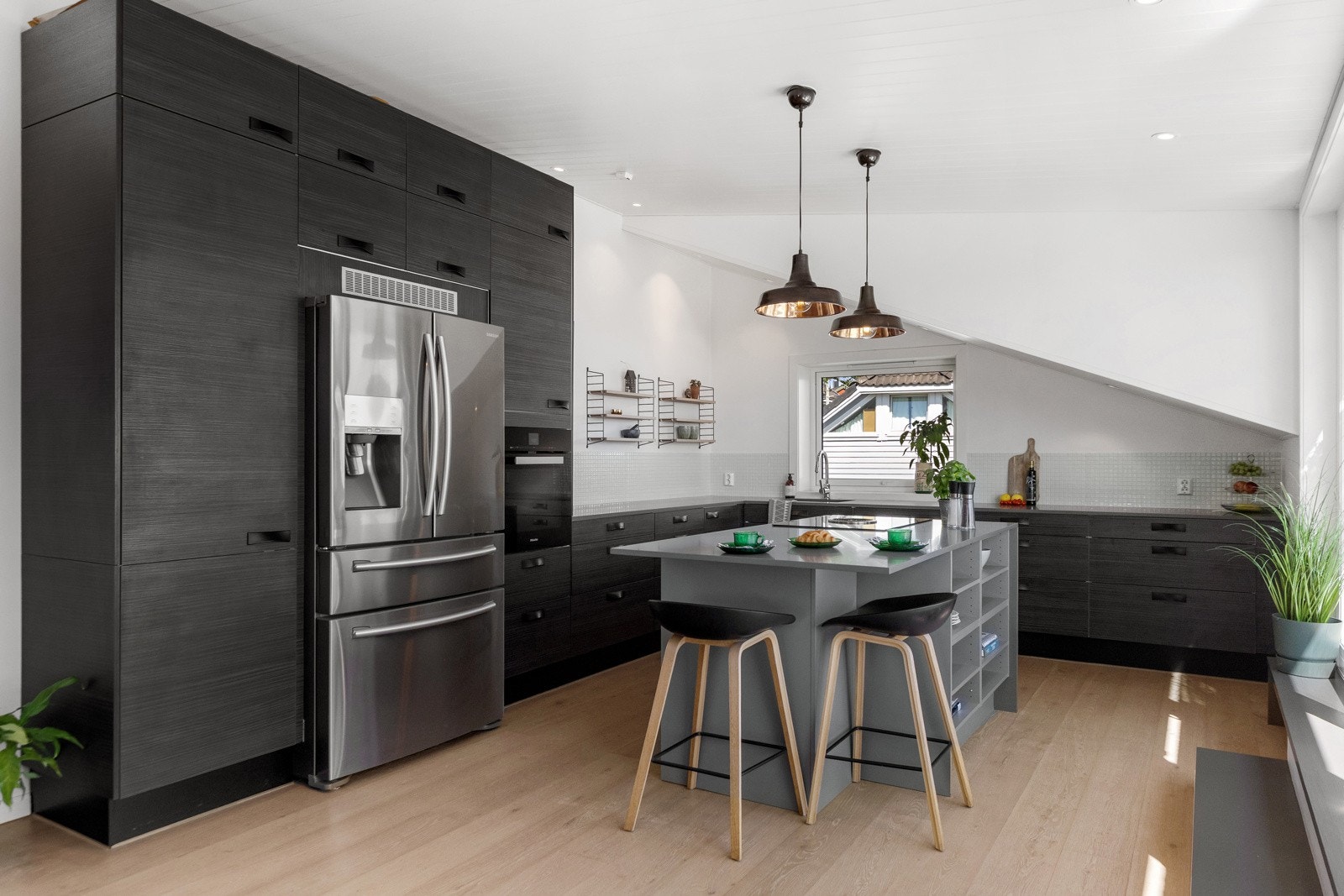 Det flotte kjøkkenet fikk ny innredning fra HTH i 2017 og har god plass til spisestue, samt frokost ved øya. Galleribilde