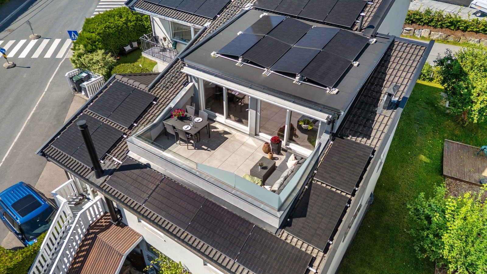 Takterrassen er stor og solrik med flott utsikt som strekker seg helt til fjorden. Galleribilde