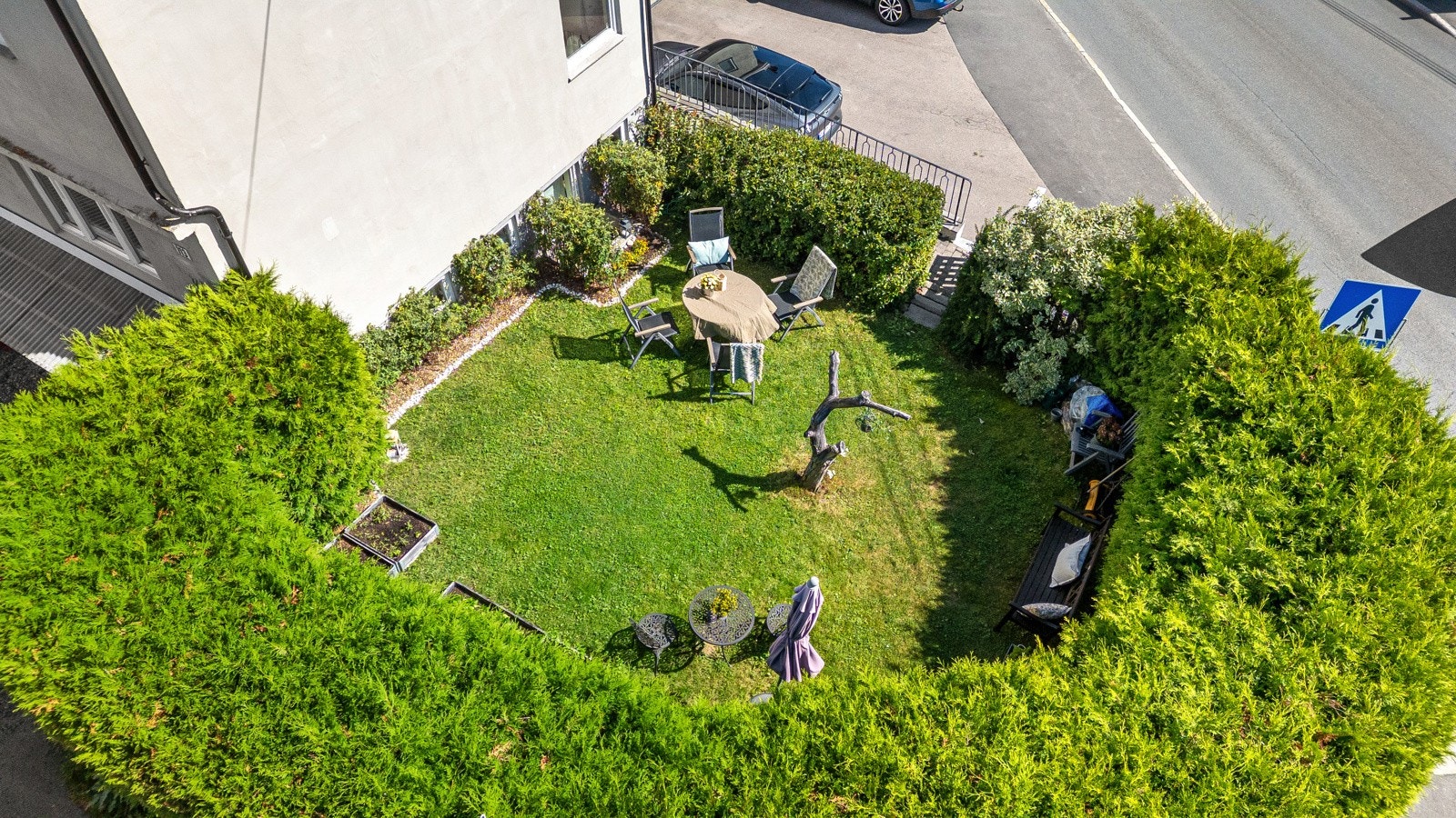 Hagen ligger langs gavlveggen i sydvest, ved siden av inngangspartiet til seksjonen. Galleribilde