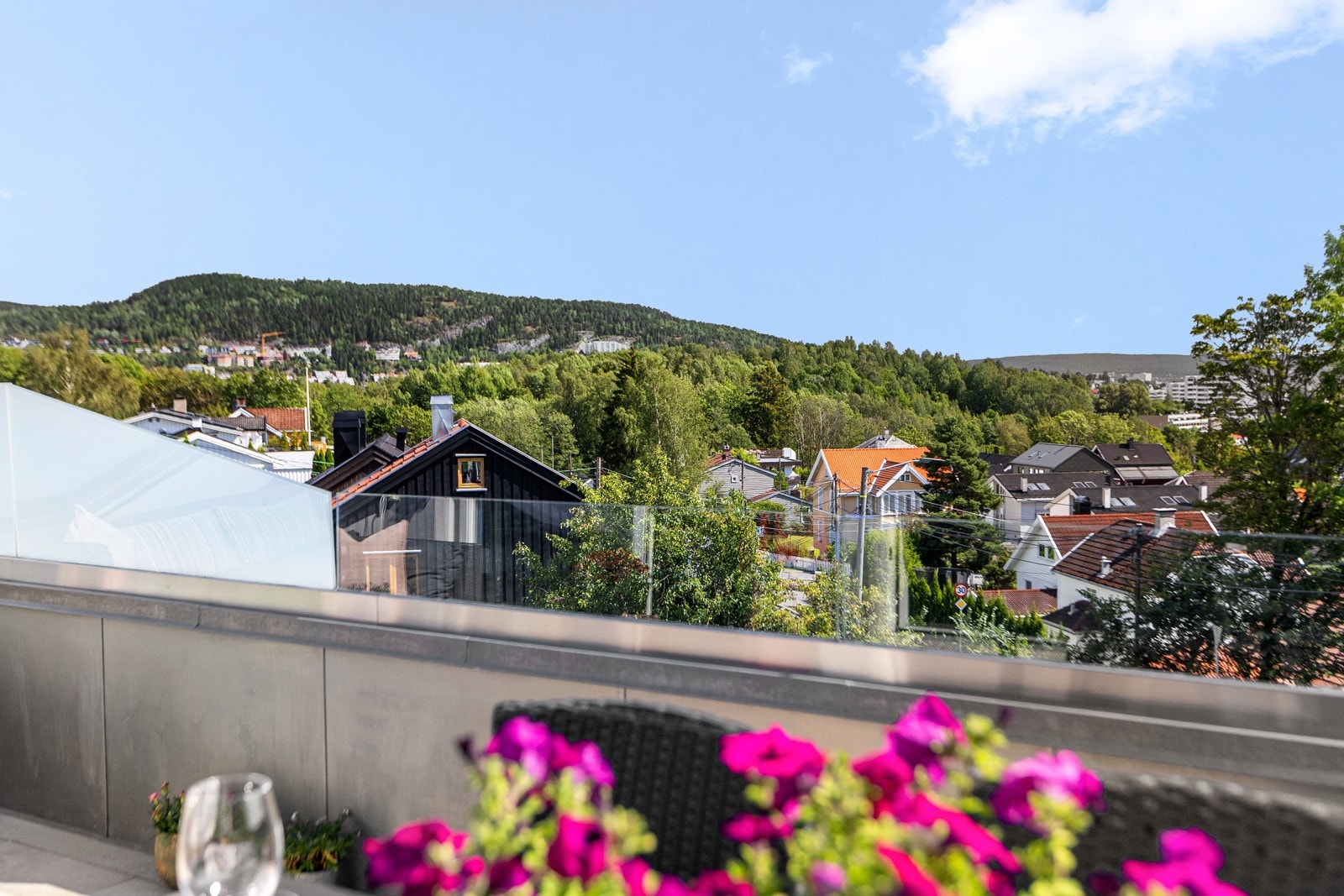Den fine uteplassen ligger usjenert og er godt egnet for sommerlige måltider i solen. Galleribilde