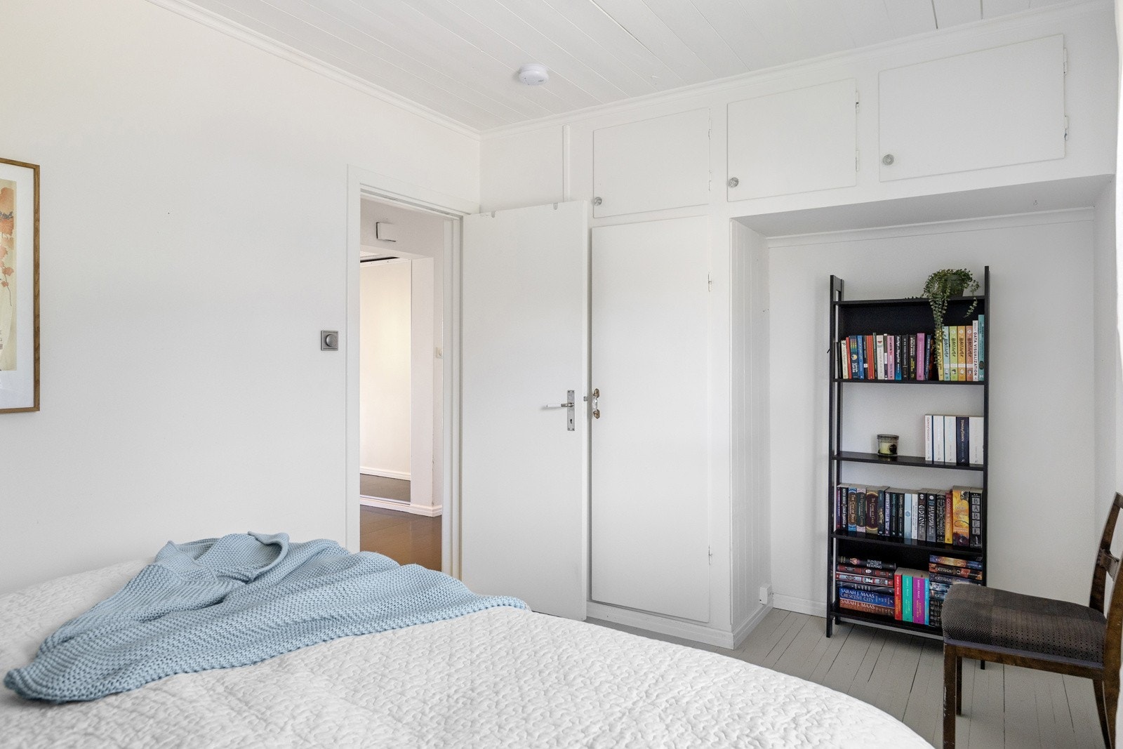 Boligen varmes opp med radiatorer, tilknyttet et nyere bergvarmeanlegg fra 2019. Galleribilde