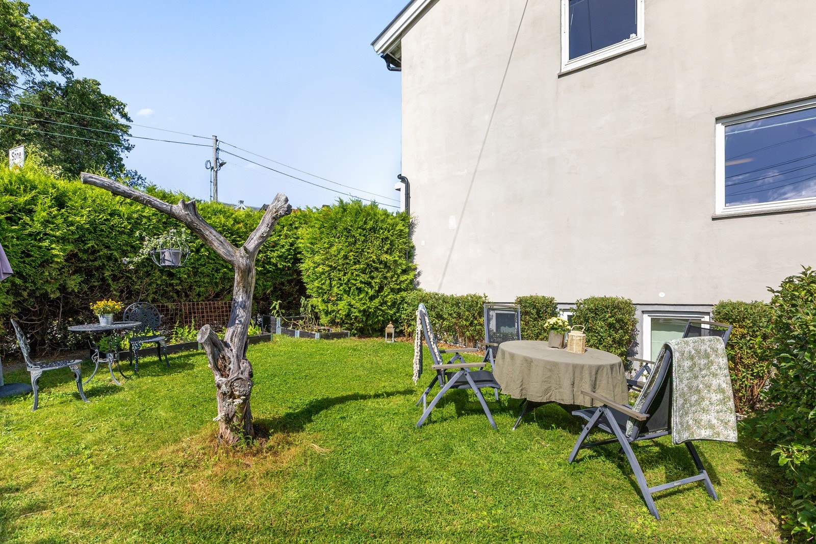 På sydvestsiden av huset tilhører en solrik hageparsell med plen, hekk og god plass til utemøbler. Galleribilde