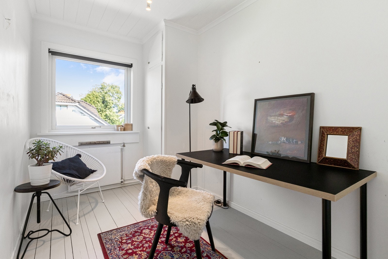 Soverommene er lyse og pene med et unisont uttrykk og lune, malte tregulv. Galleribilde