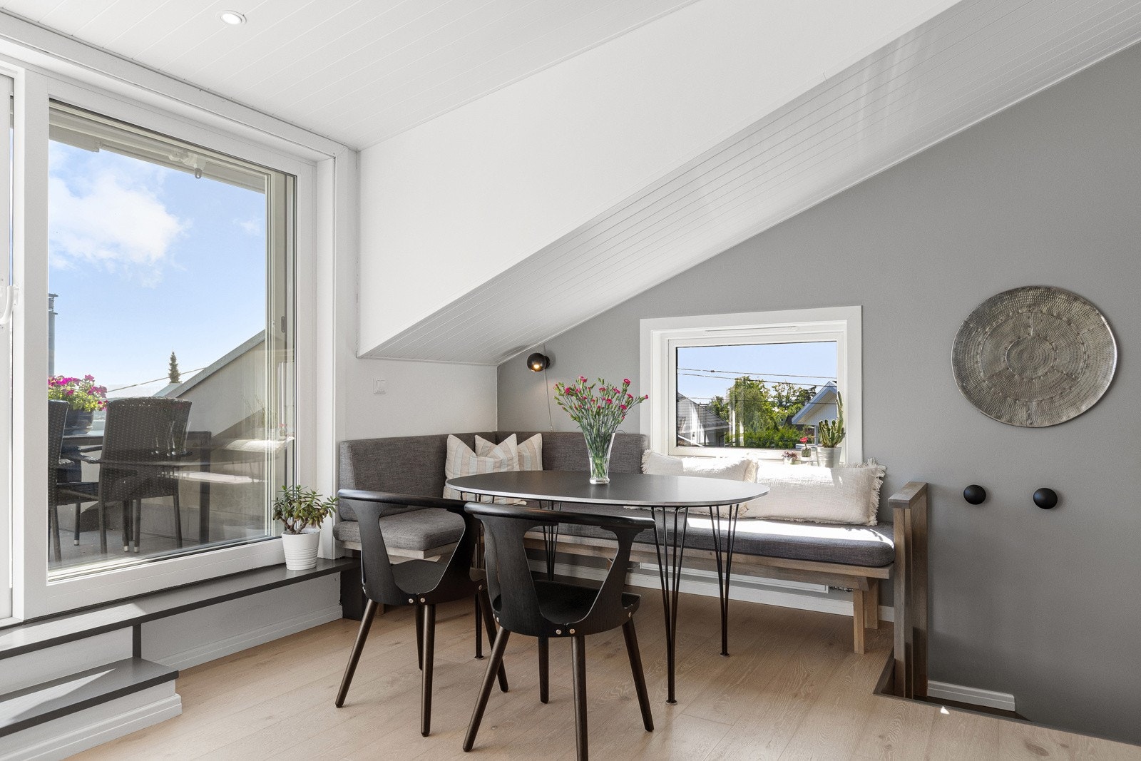 Kjøkkenet har pent gulv i enstavs parkett med vanbåren varme, gode vindusflater på tre sider og fin plass til spisestue. Galleribilde