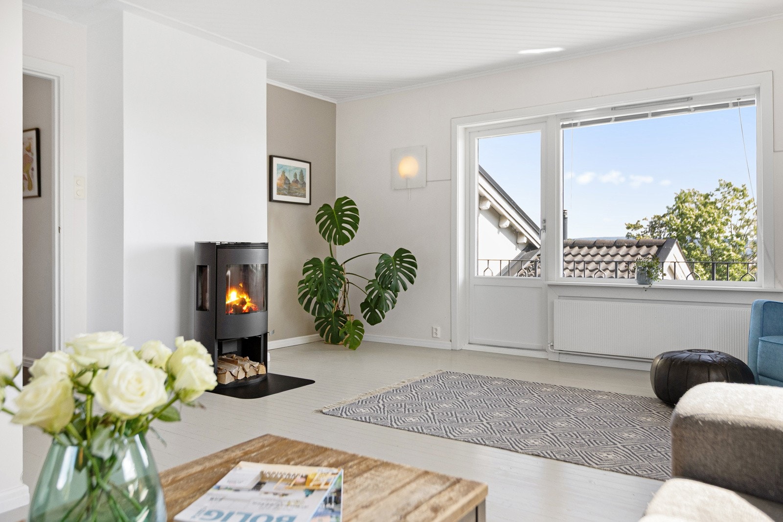 Stuens areal er møbleringsvennlig og rommet får ekstra hygge fra en peisovn som ble satt inn i 2016. Galleribilde