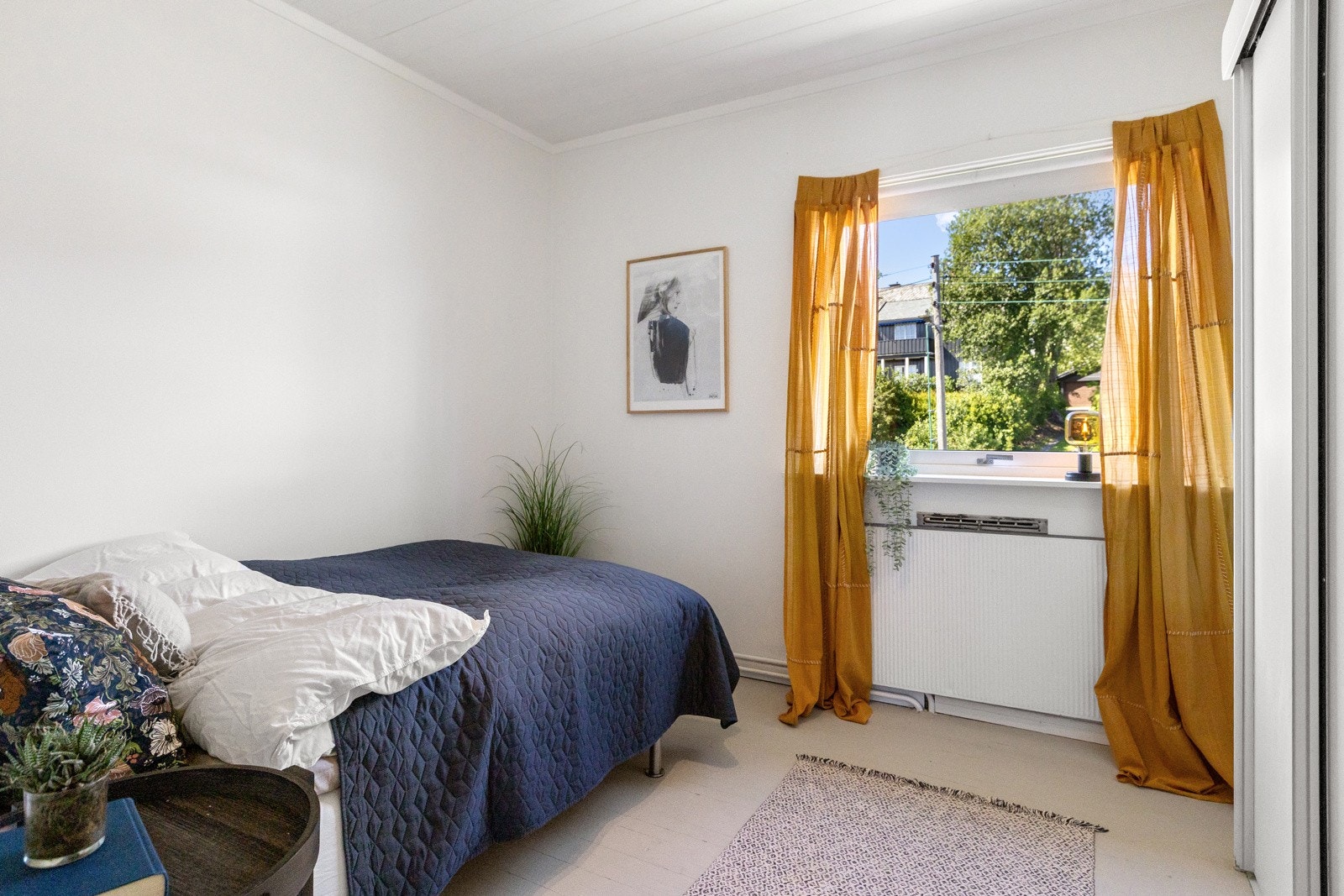 Det er plassbygde skap i to av soverommene og skyvedørsgarderobe i det tredje. Galleribilde