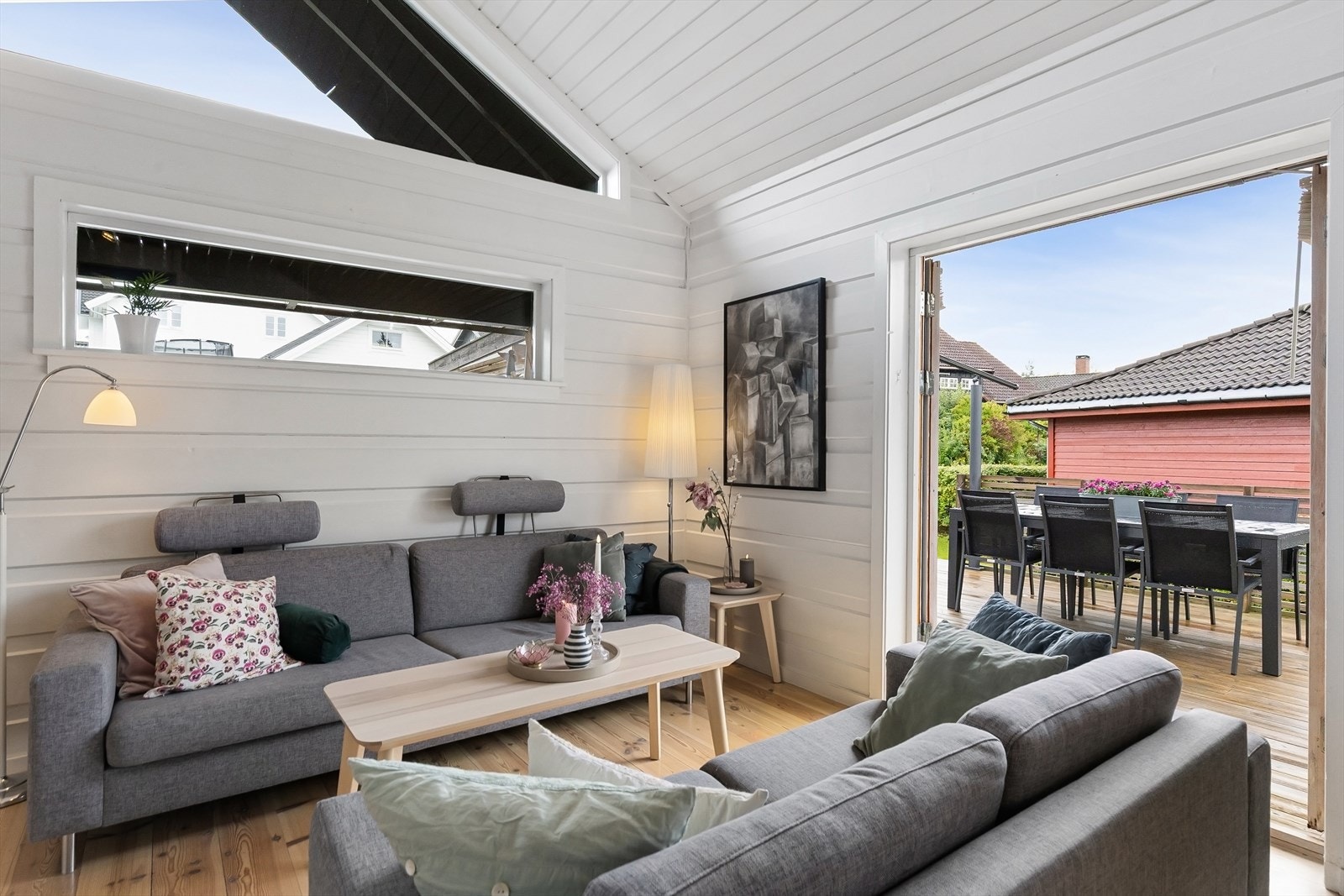 Tilgang til den idylliske tomten via doble dører i stuen Galleribilde