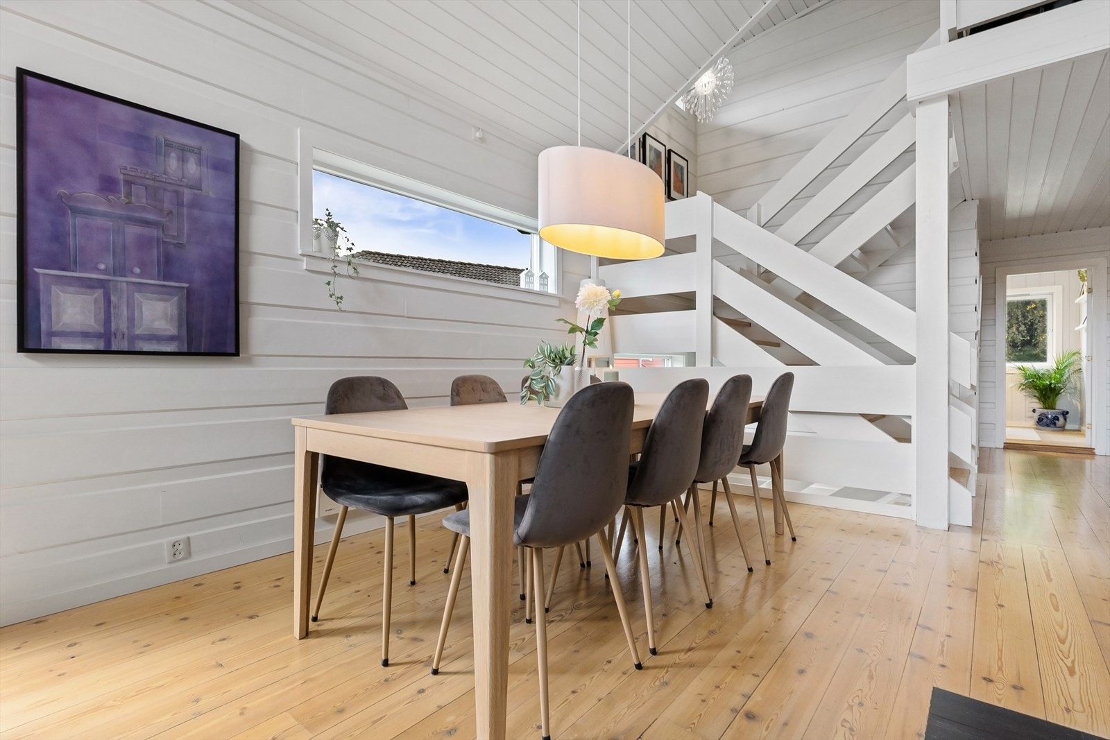 God plass til stort spisebord der familie og venner kan samles til selskaper Galleribilde