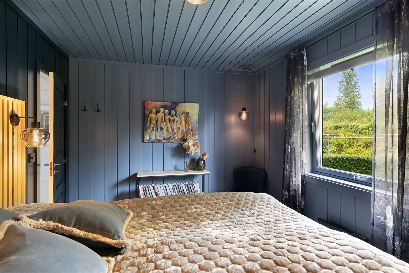 God plass til en dobbeltseng, kommode e.l. Flott plassbygget sengegavl med integrerte nattbord i hel eik medfølger boligen Galleribilde