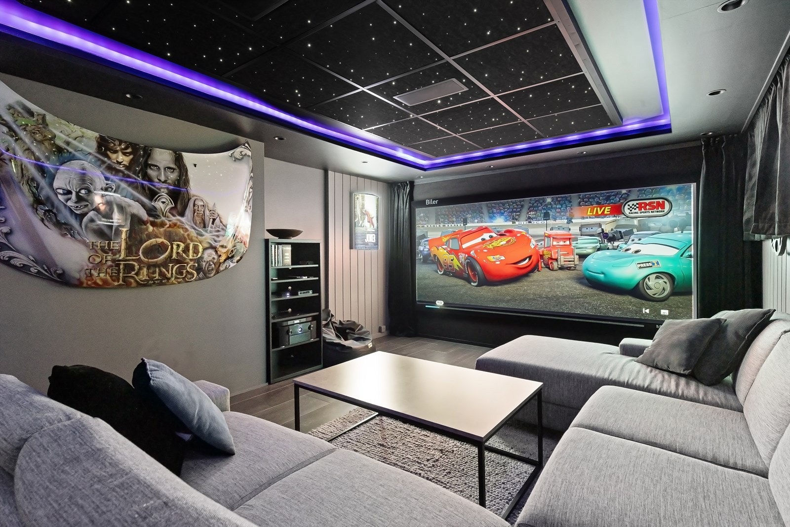 Innholdsrikt og stort kinorom/kjellerstue. Rommet er utstyrt med projektor, lerret, høyttalere og belysning i himling, noe som gir en ordentlig kinoopplevelse! Galleribilde