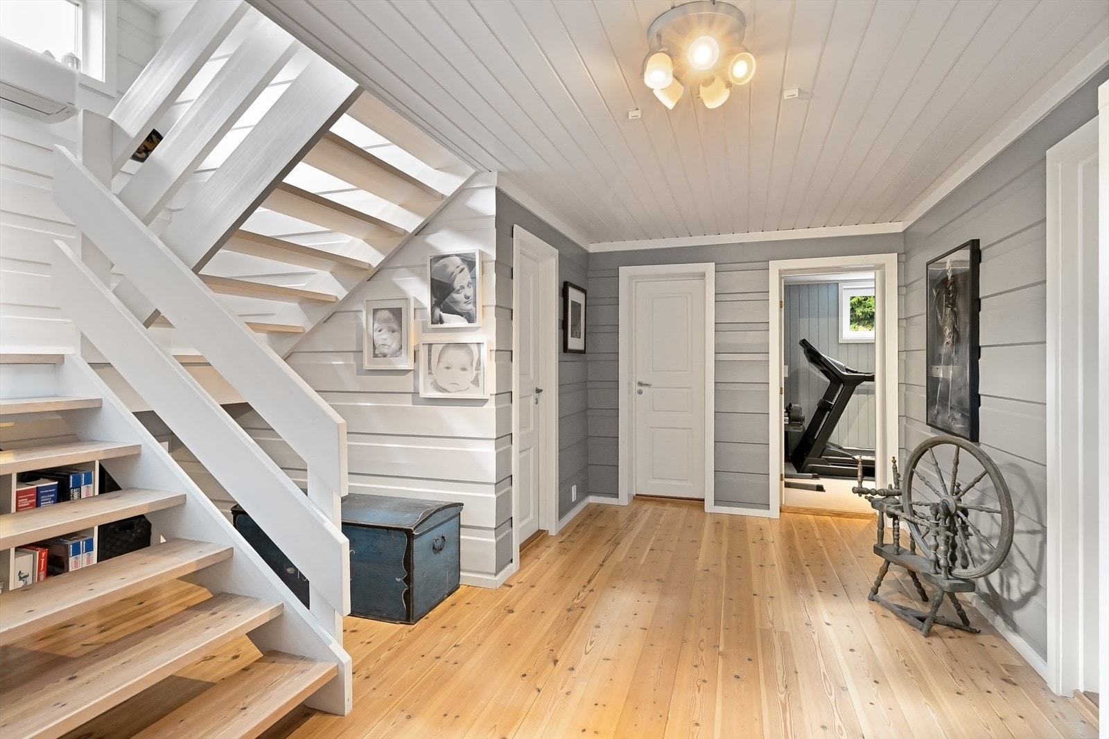 Velkommen ned i boligens underetasje. Her er det muligheter for å dele opp etasjen hvis man ønsker å etablere en hybeldel Galleribilde