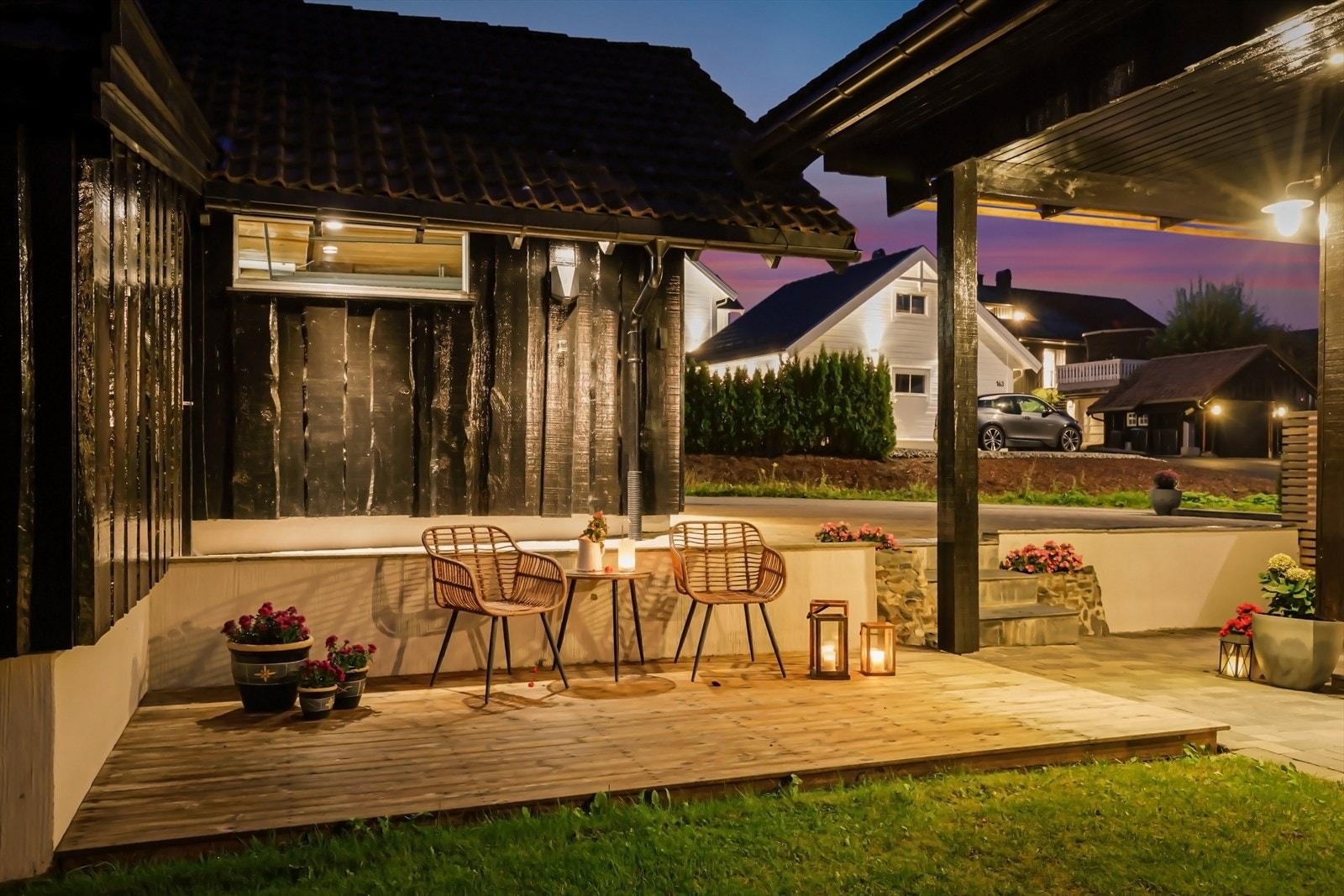 Kveldsstemning med fin utebelysning på eiendommen Galleribilde