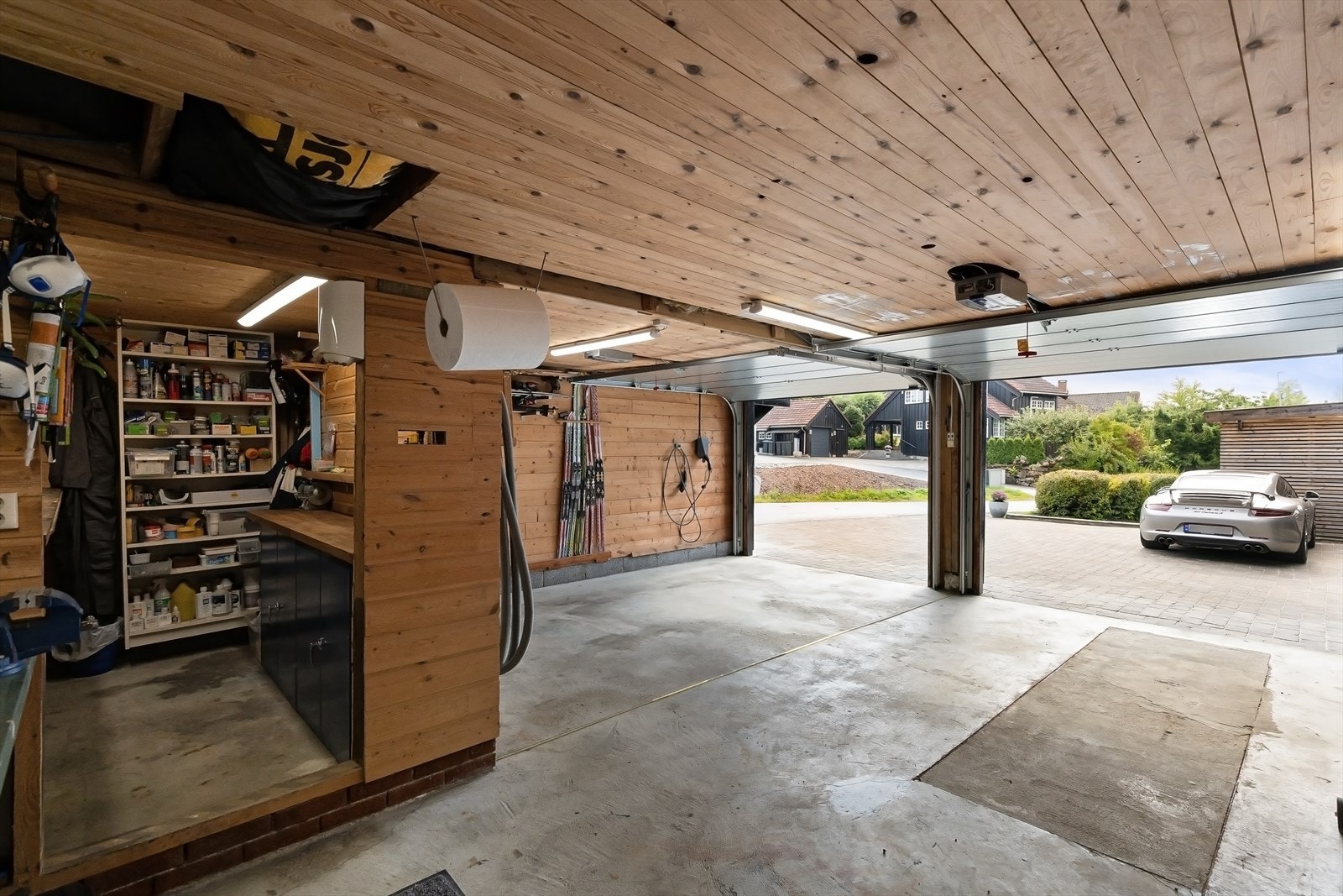 Eget bodrom inne i garasjen, lagringsloft samt utebod i tilknytning til garasjen. Det er montert opplegg samt 2 ladebokser av merket Easee ved garasjen. En på innsiden av garasjen og en på utsiden Galleribilde