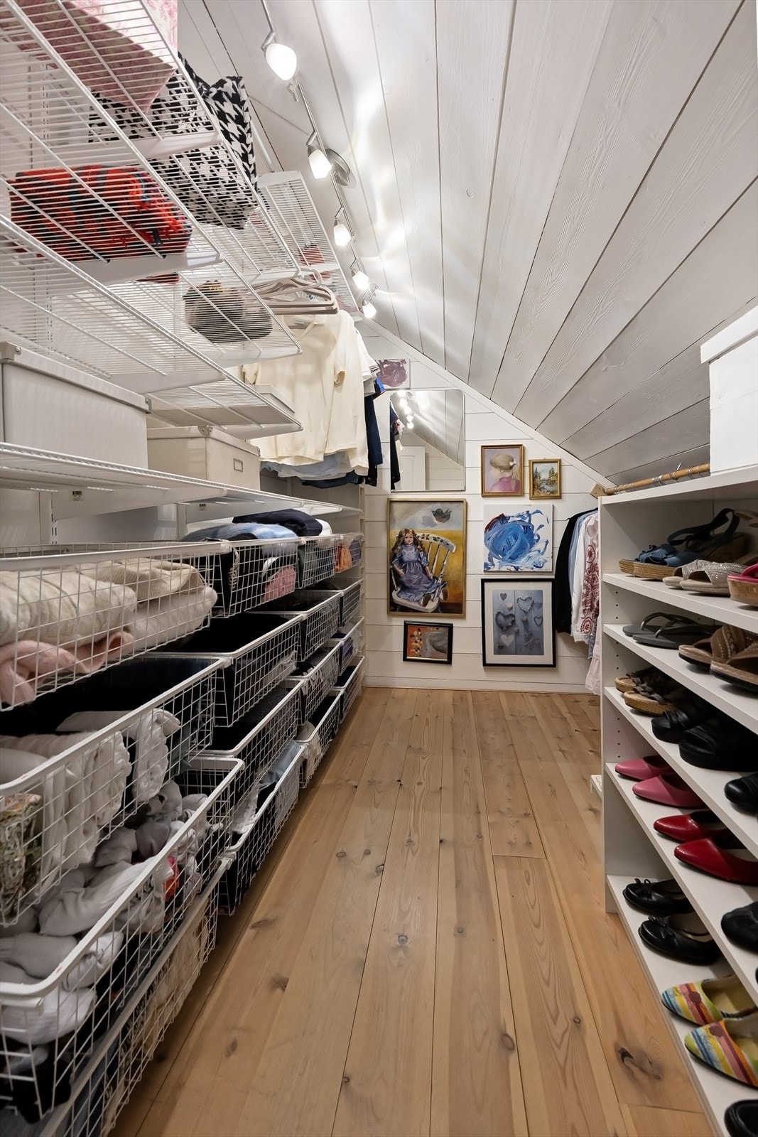 Meget praktisk walk-in-garderobe innredet med hyllesystem Galleribilde