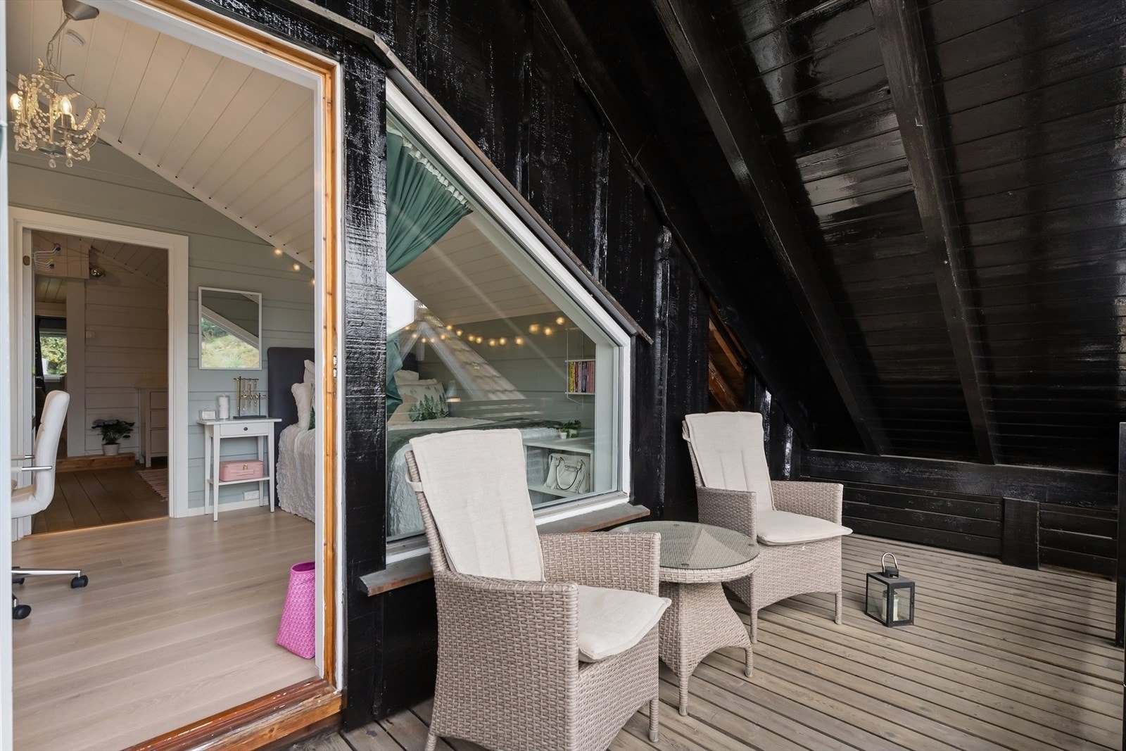 Dør ut gir god luftemulighet på soverommet, samt at det er god plass til utemøbler her Galleribilde