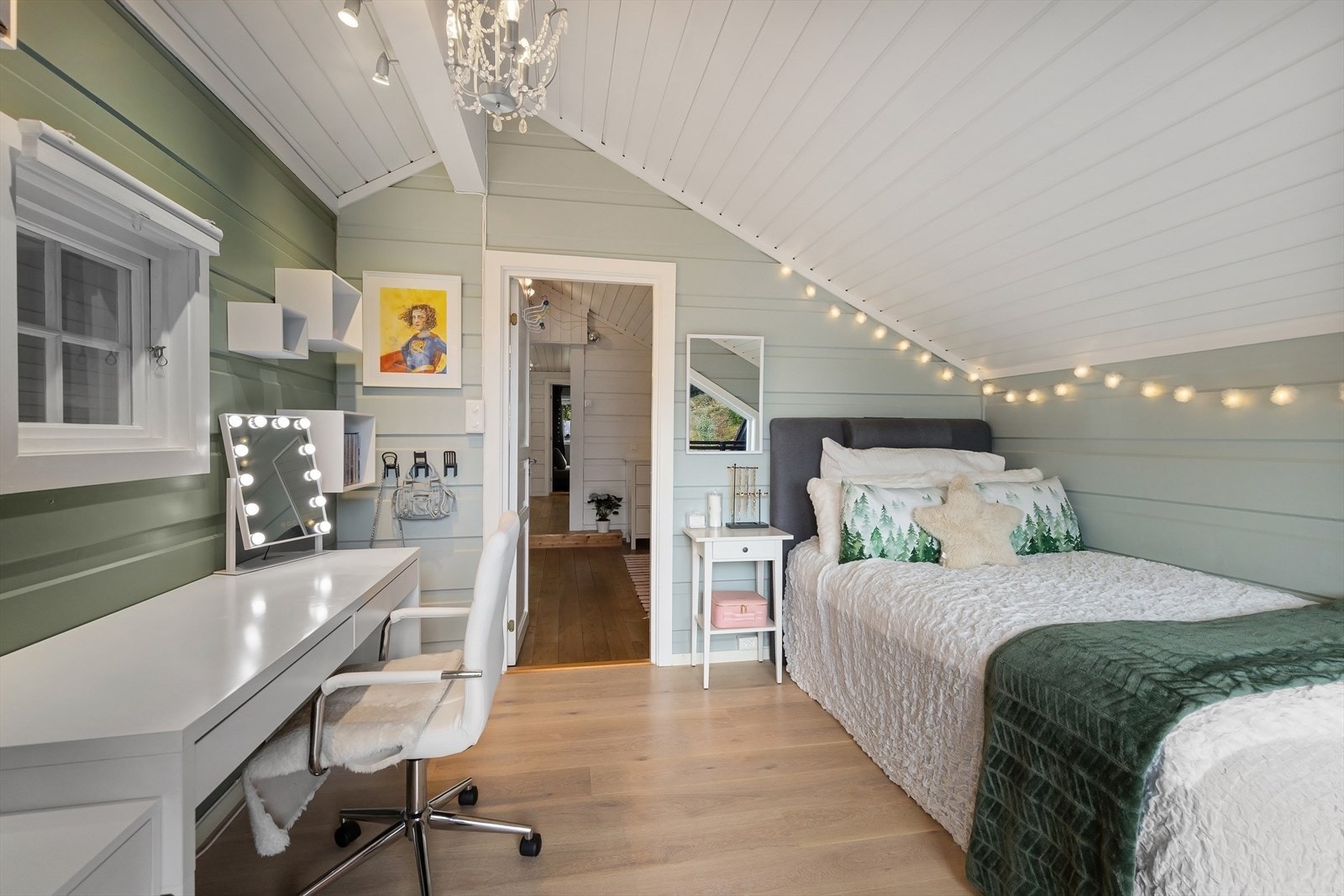 Alle soverom er malt i lyse, delikate farger og har tregulv/parkett på gulv Galleribilde