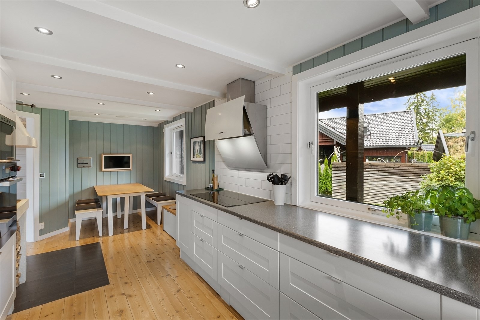 Det er god plass til spisebord også på kjøkkenet, perfekt for hverdagsmiddager Galleribilde