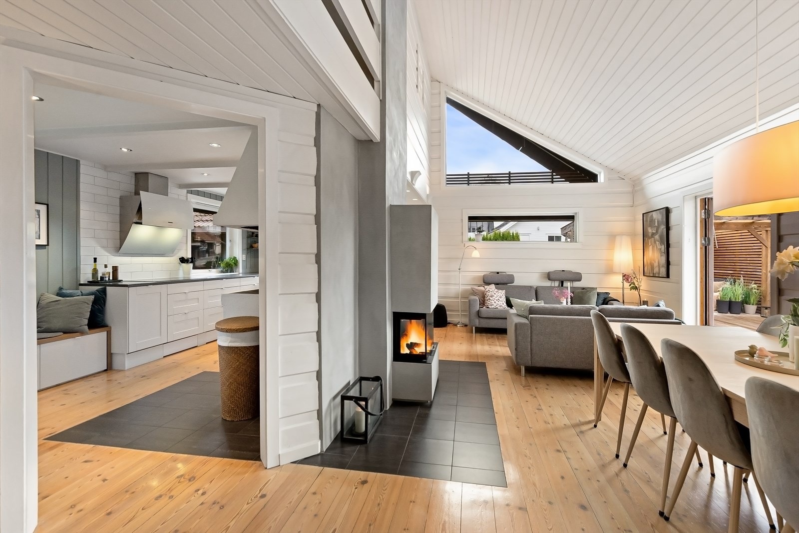 Enkel tilgang til separat kjøkken vegg i vegg med stue/spisestue Galleribilde