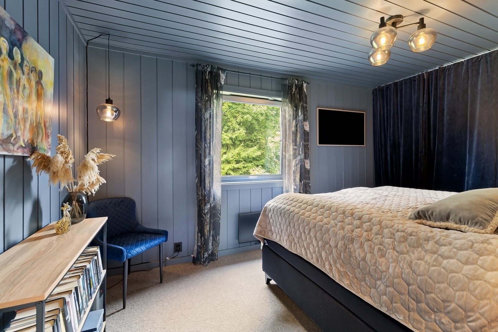 Boligen har totalt fem soverom, hvorav to i boligens 1. etasje. Hovedsoverom av god størrelse, innredet med garderobeløsning Galleribilde