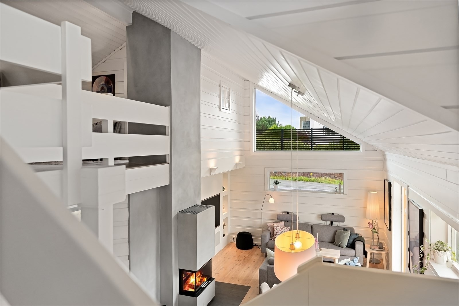 Åpen himling opp til 2. etasje og generøs takhøyde gir boligen et spennende særpreg Galleribilde