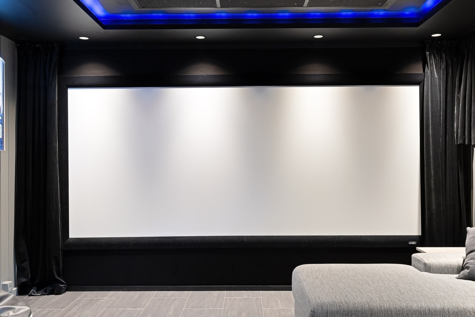 Komplett høykvalitetskino som inneholder følgende; Projektor, høyttalere, lerret og surroundforsterker medfølger handelen Galleribilde