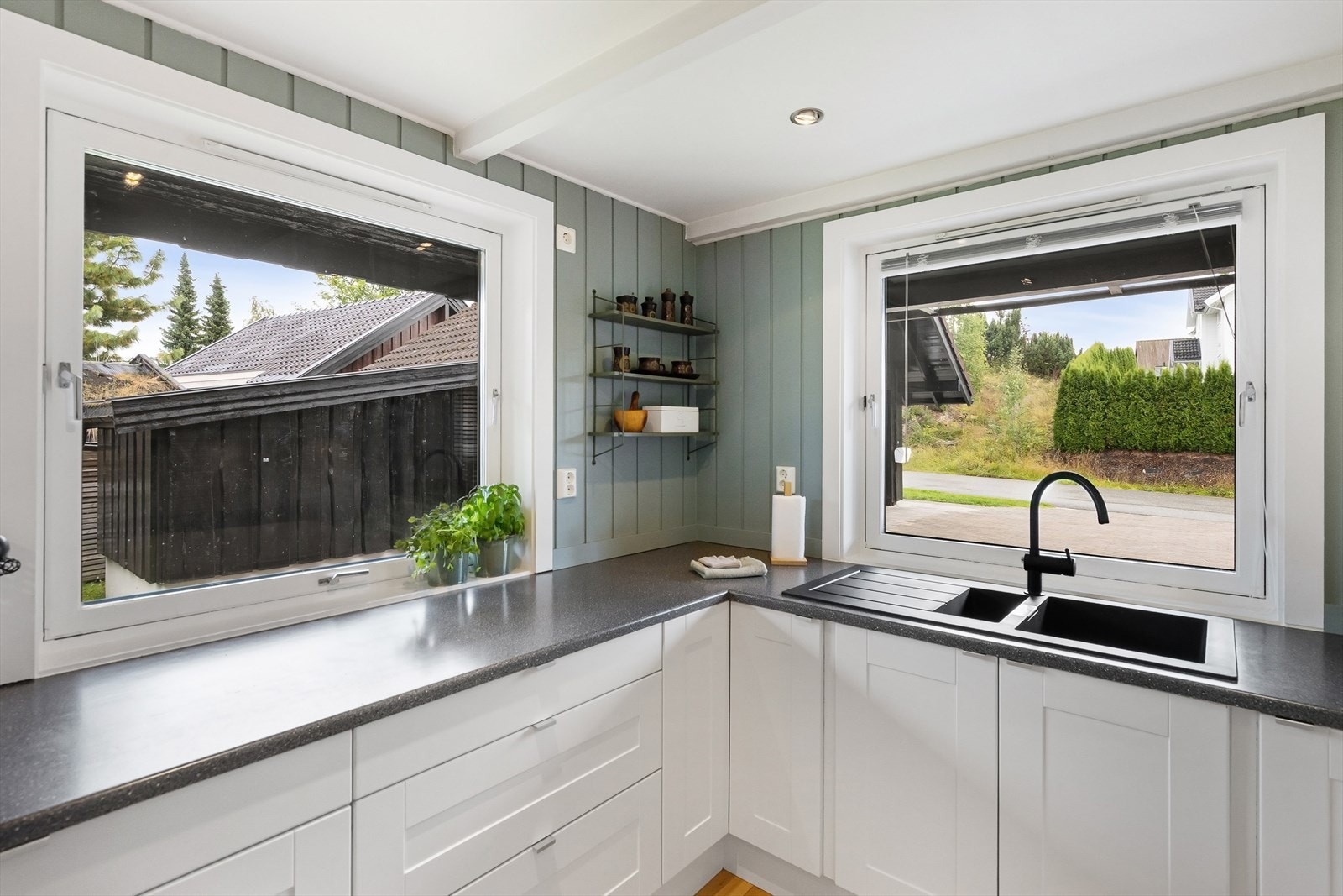 Lyst og hyggelig kjøkken med fint utsyn mot hage og gårdsplass Galleribilde