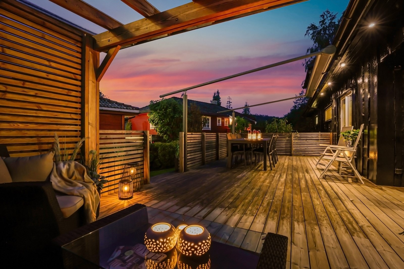 Eiendommen har en flott opparbeidet tomt, med flere fine uteplasser og gode solforhold Galleribilde