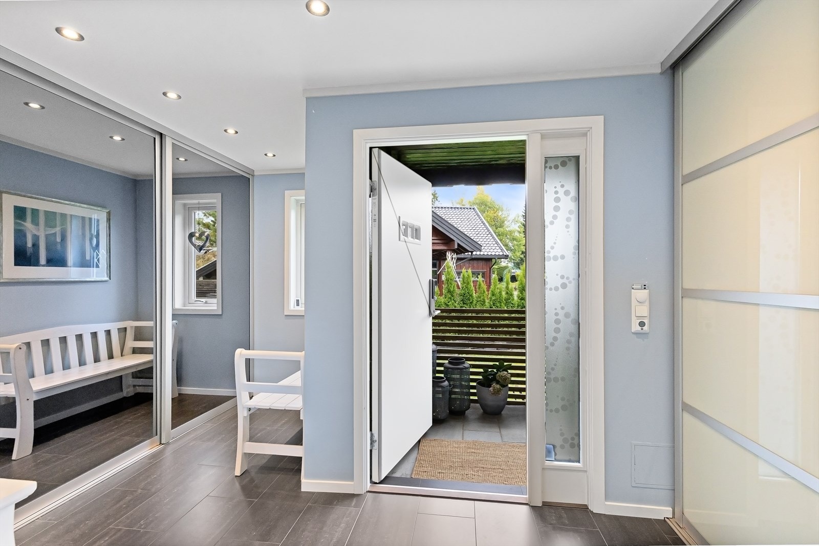 Gangen er innredet med to store skyvedørsgarderober, samt har plass til kommode, benk, hyller e.l. Galleribilde