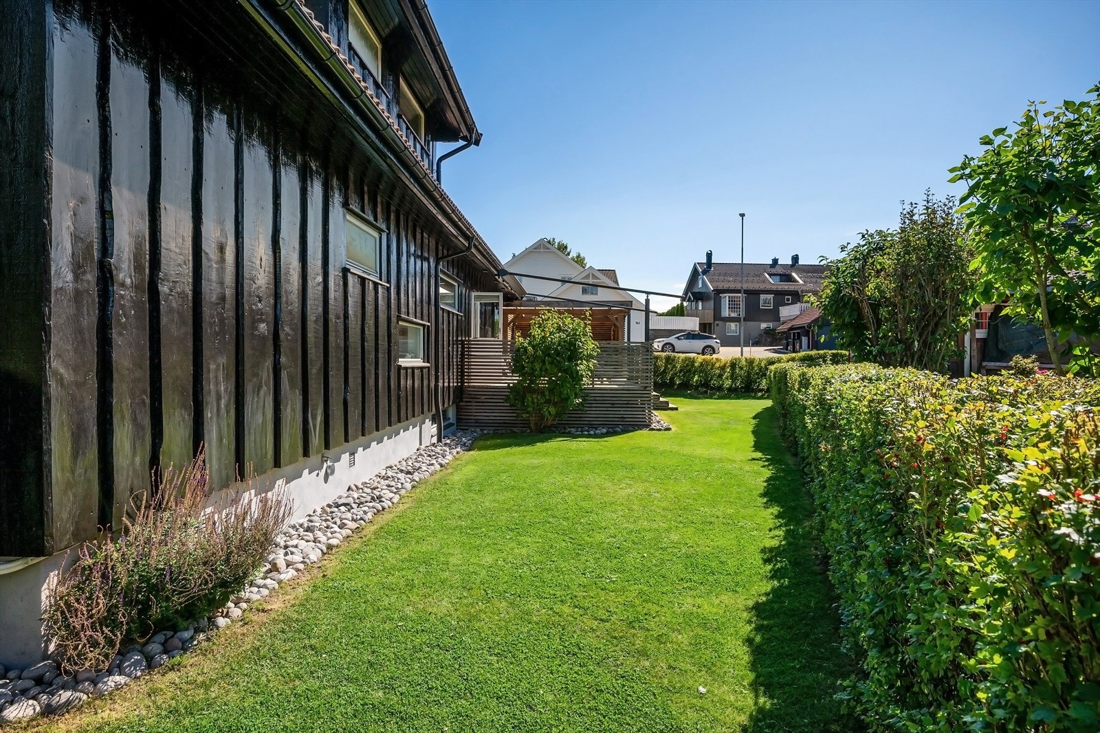 Tomten er skjermet mot naboer med hekk og beplanting Galleribilde