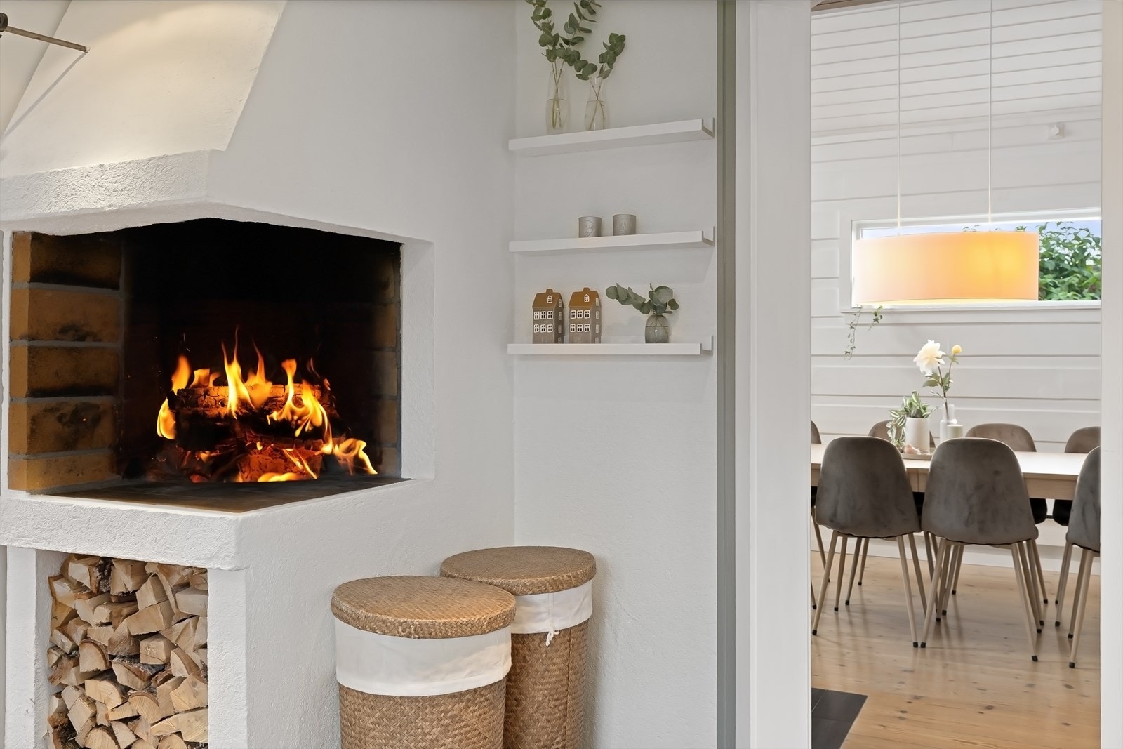 Hyggelig peis på kjøkken gir en lun og fin atmosfære også her Galleribilde