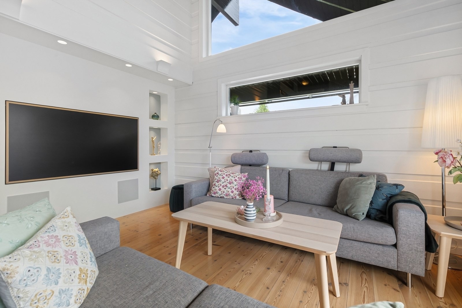 I stuen er det god plass til sofagruppe og spisebord, samt annet ønsket møblement som kommode, vitrineskap eller bokhyller Galleribilde