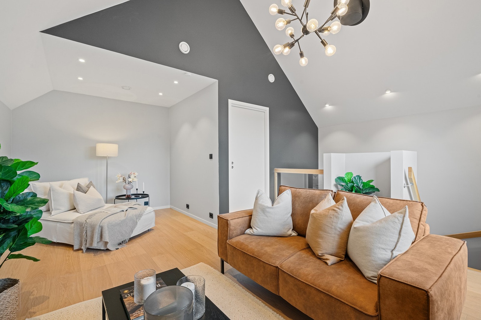 Lekre og gjennomtenkte detaljer er en fellesnevner for denne boligen. Galleribilde