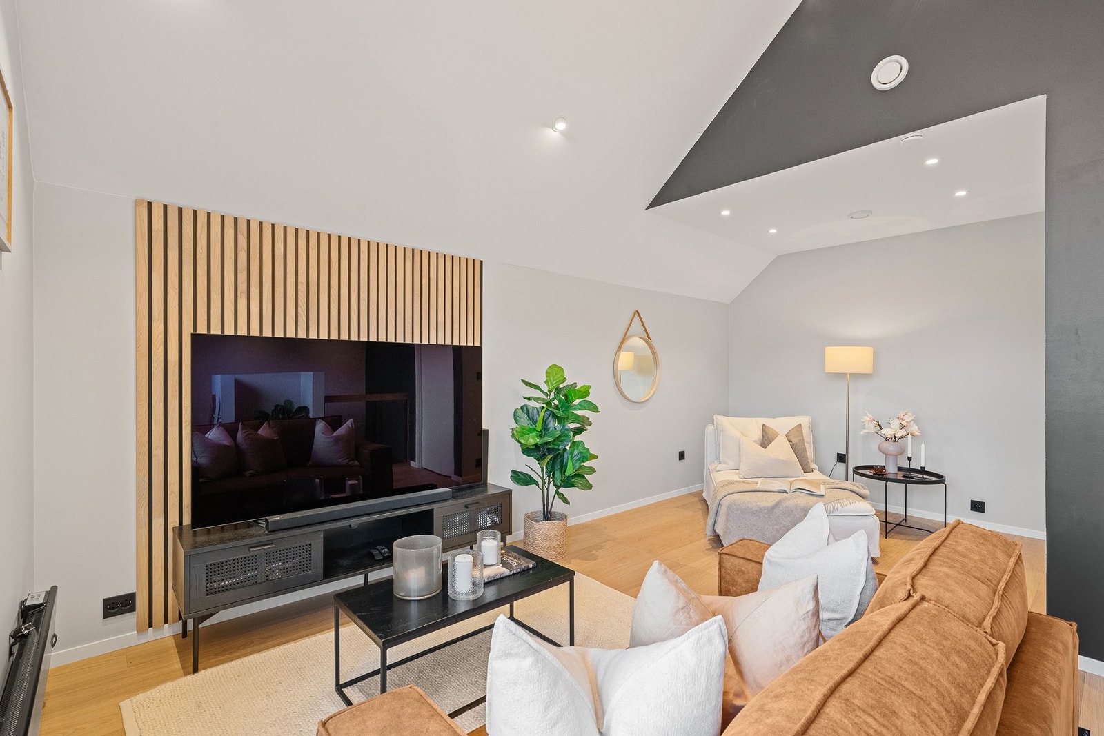 Svært god takhøyde i 3. etasje. Mulighet for ildsted. Galleribilde