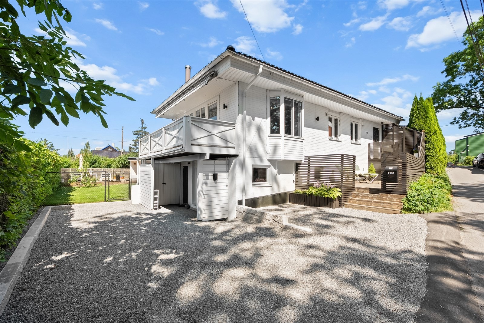 Velkommen til Kolderups vei 21B! Innholdsrik enebolig over to plan i et barnevennlig og idyllisk område på Disen/Grefsen, med flotte grøntområder, lekeplasser og kort vei til skole, barnehager og butikker - perfekt for familie og trivsel. Galleribilde