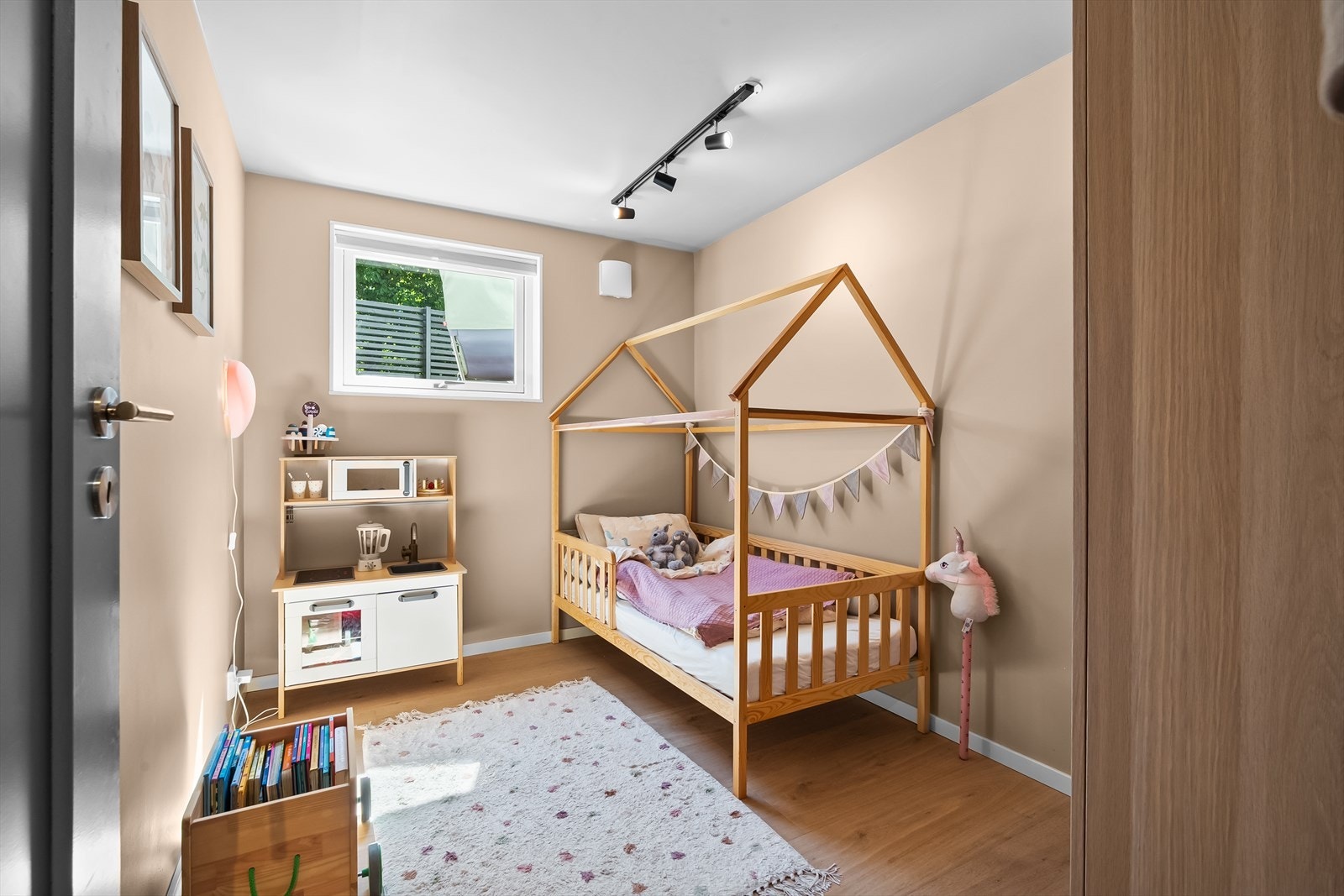 Det siste soverommet er også romslig, og bidrar til at boligen fremstår som svært familievennlig. Galleribilde