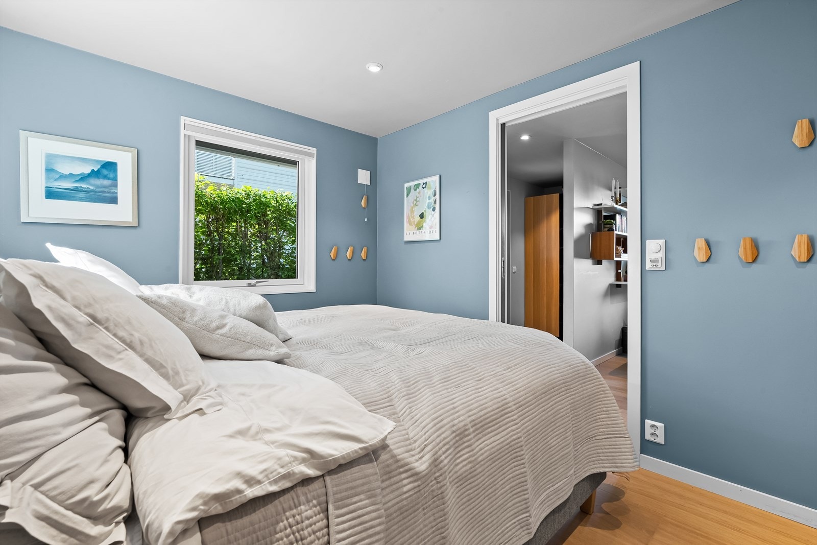 Underetasjen har tre romslige soverom med god plass til både seng, garderobeløsninger og møbler, perfekte for en komfortabel og fleksibel innredning for hele familien. Galleribilde