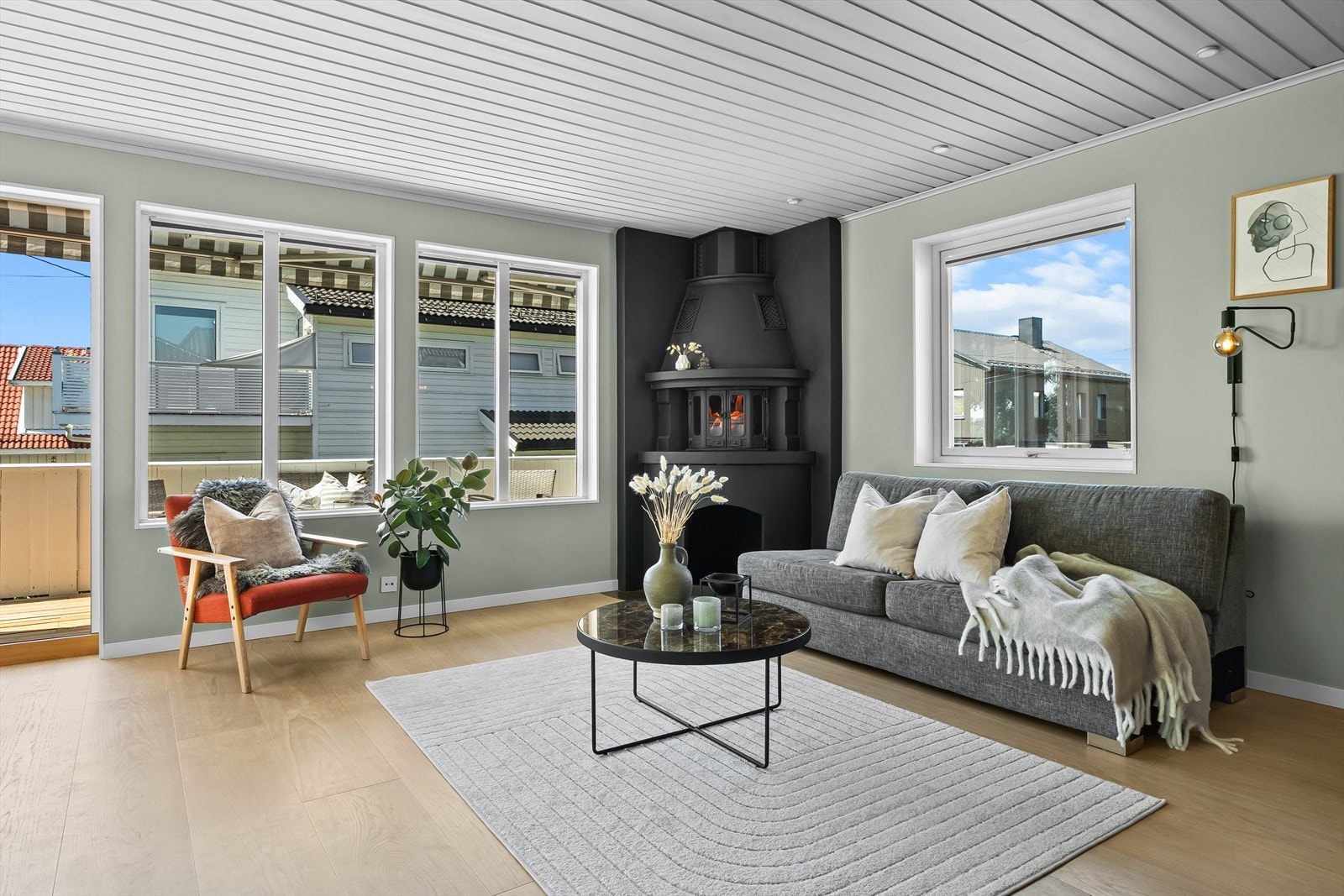 Stuen har en hyggelig peisovn som gir ekstra varme og stemning på kalde dager. Galleribilde