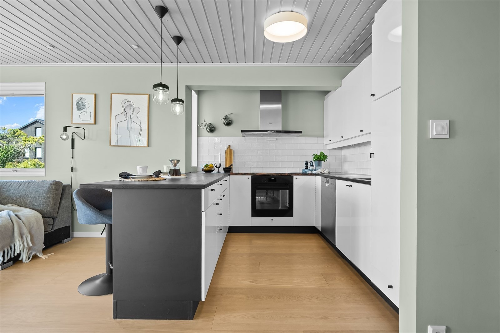 Innredningen har glatte fronter, benkeplate i stein og heltre med nedfelt vask, samt kjøkkenventilator med utvendig avtrekk. Galleribilde