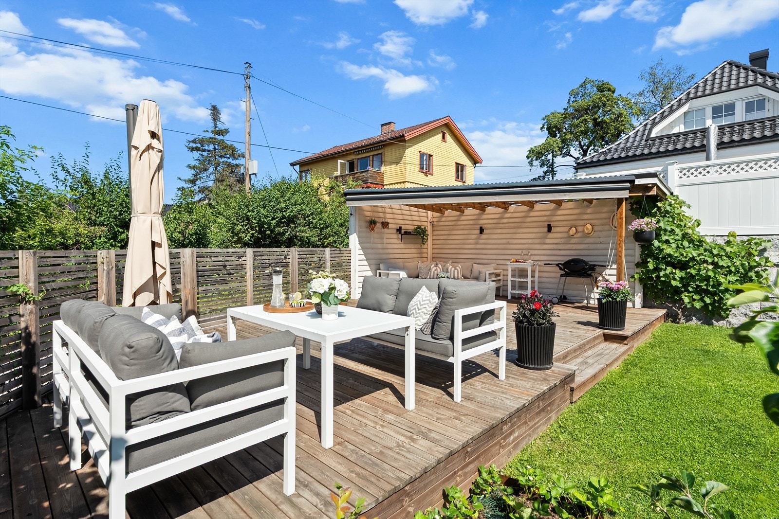 Terrassen har god plass og er delvis overbygd med pergola, noe som gir både solrike og lune områder. Galleribilde