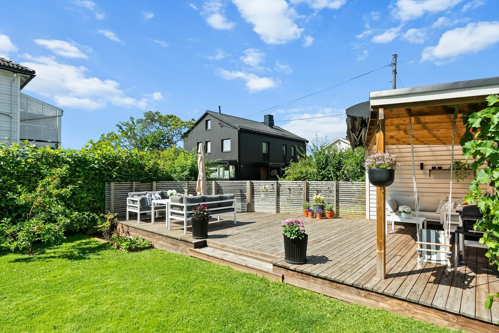 Hagen har en romslig terrasse på ca. 40 m² med pergola, med svært gode solforhold. Her kan barna leke fritt, mens de voksne nyter rolige omgivelser, leser en bok eller tar et glass vin. Galleribilde