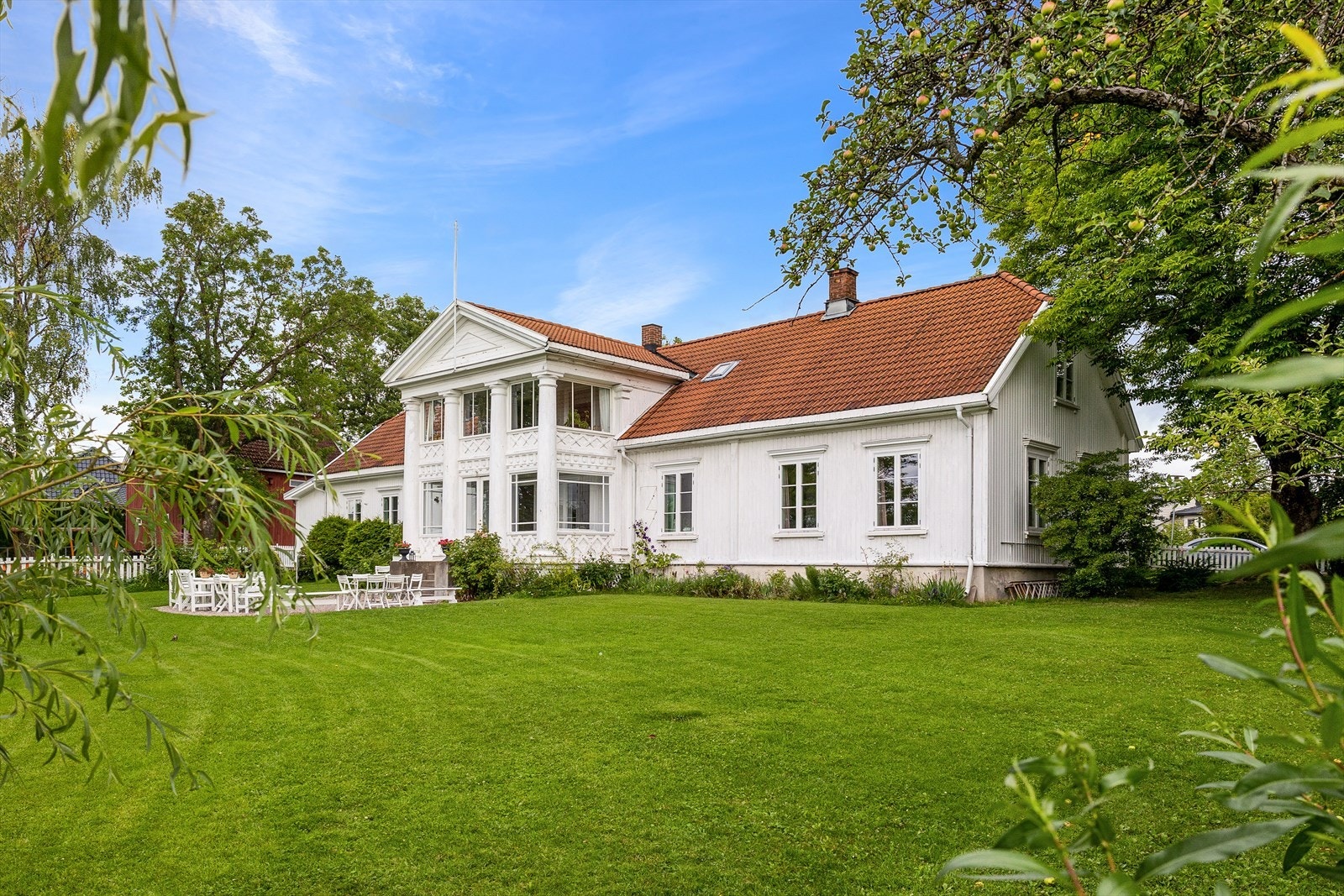 Disen gård er et idyllisk område som kombinerer natur og historie. Her finner du store, grønne arealer som egner seg perfekt for lek, turer og utendørsaktiviteter. Galleribilde