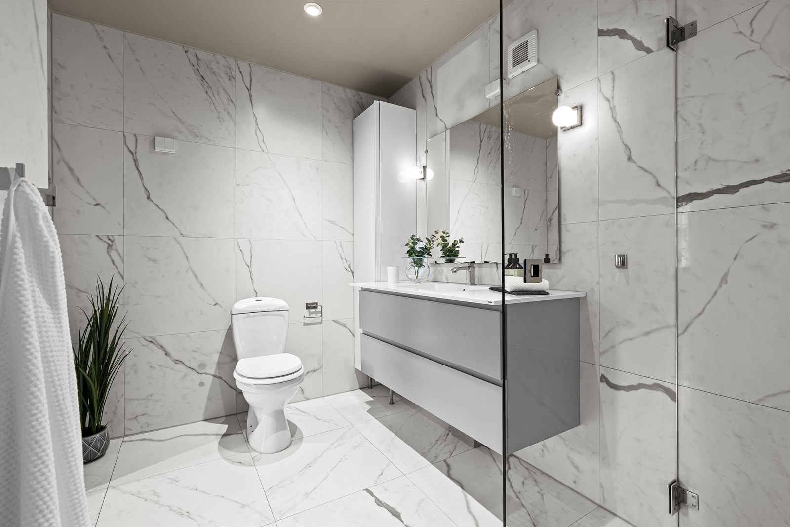 Badet har klosett, servant nedfelt i innredning og dusjhjørne med svingbare glassdører. Galleribilde