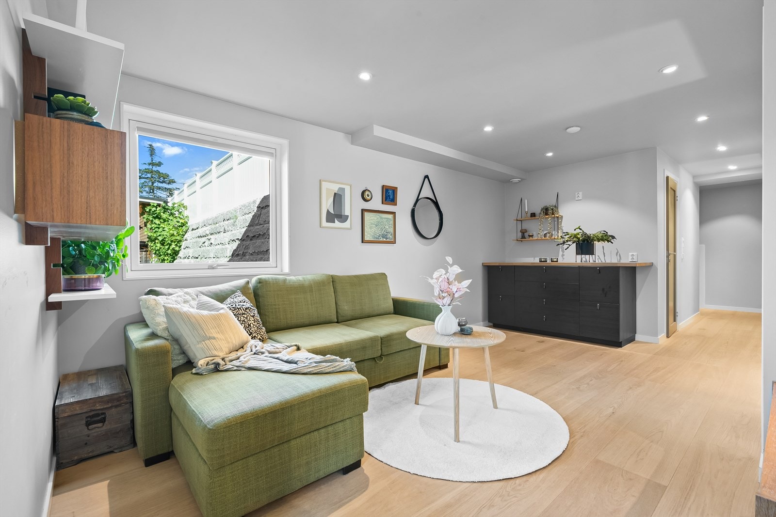 Kjellerstue (som er klargjort for kjøkkeninstallasjon) fungerer utmerket som lekestue for de minste, eller som et eget fristed for ungdommen. Galleribilde