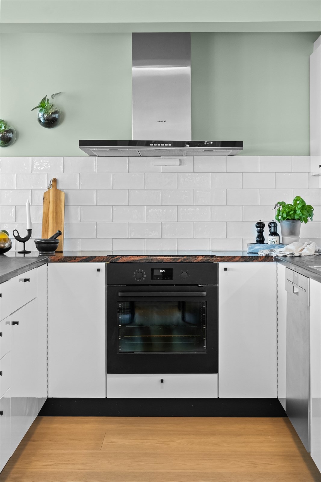 Kjøkkenet leveres med integrert kjøleskap, oppvaskmaskin, stekeovn og kokeplate. Galleribilde