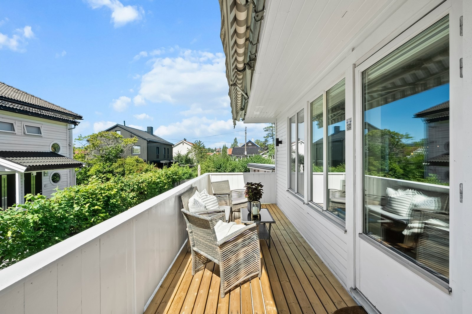 Fra stuen er det utgang til en solrik balkong på ca. 12 m², som i vår- og sommerhalvåret blir en naturlig forlengelse av stuen. Galleribilde