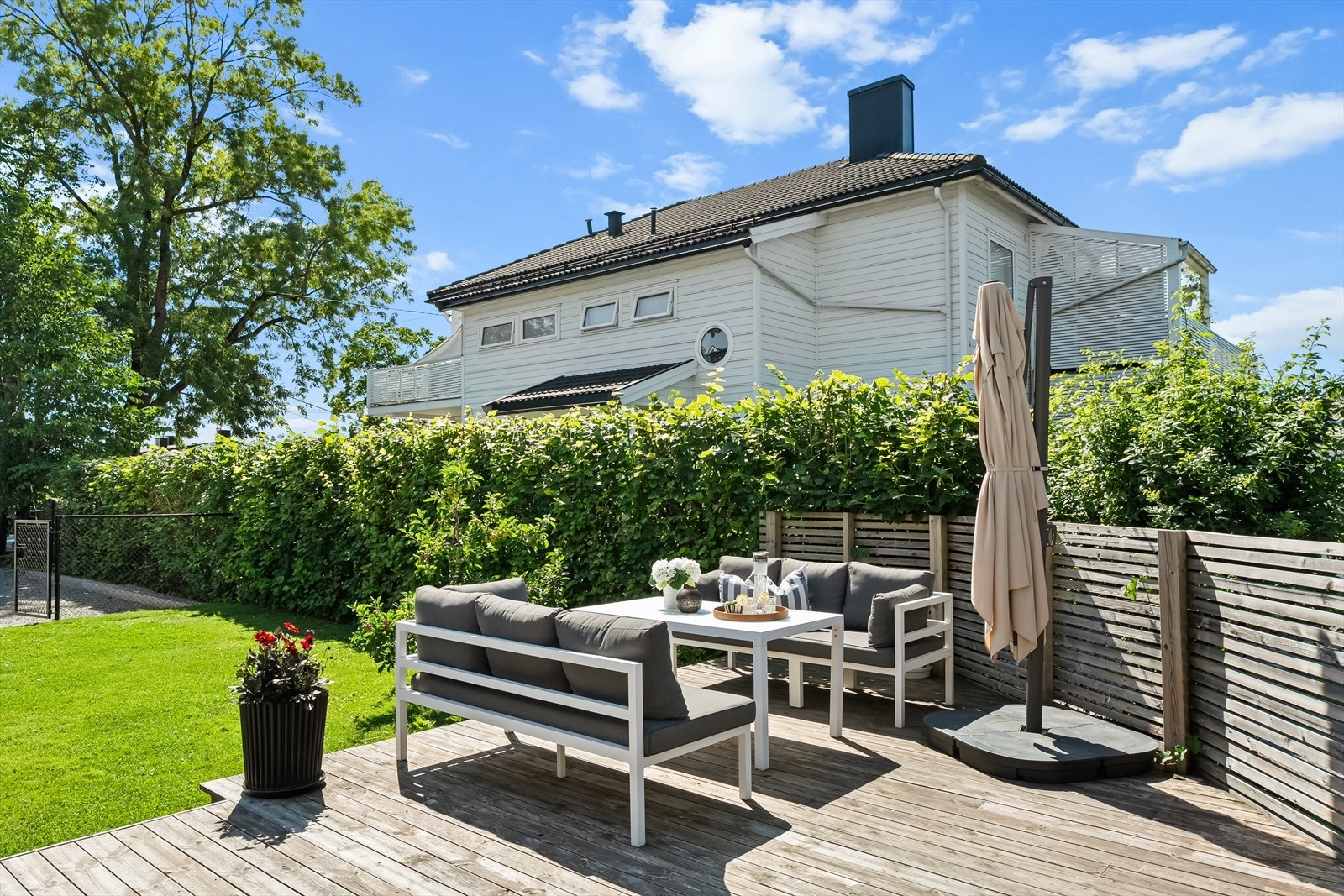 Her kan du nyte rolige morgener med kaffe, hyggelige måltider ute eller lange sommerkvelder med familie og venner. Galleribilde