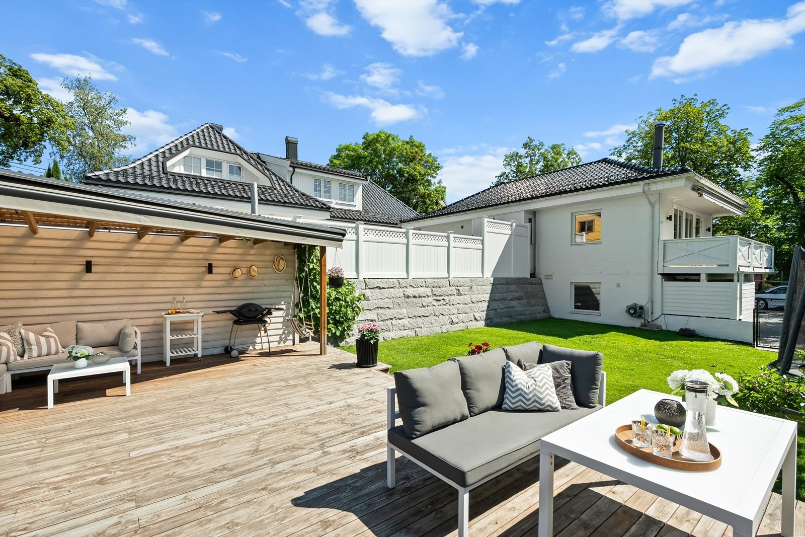 Fra terrassen er det direkte adkomst til hagen, som er romslig, grønn og godt tilrettelagt for lek, aktiviteter og avslapning. Galleribilde